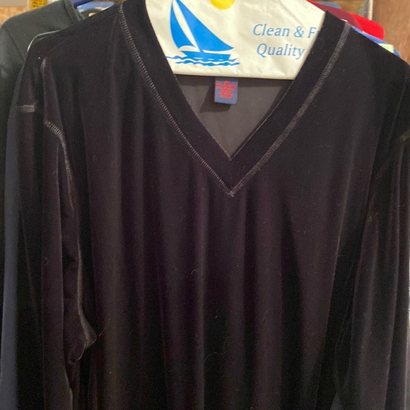 Black follower V-neck top by denim and Company - Picture 1 of 3